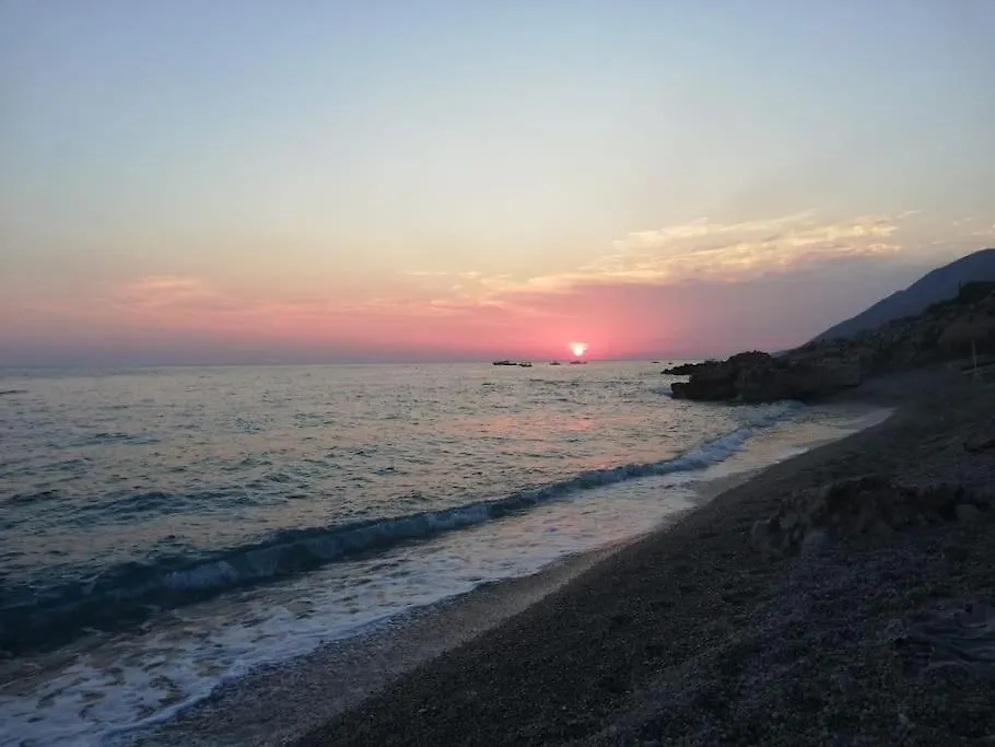 בית נופש Holliday Home 200M From The Beach At White Rocks, דרמי
